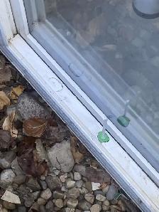 window hole repair wanted - Photo 3