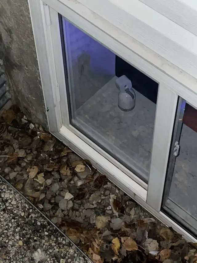 window hole repair wanted - Photo 4