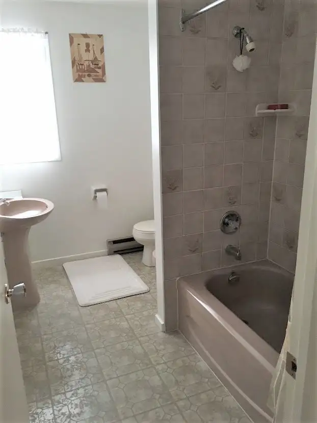 8 Bedroom house near Carleton University, available May 1st - Photo 5