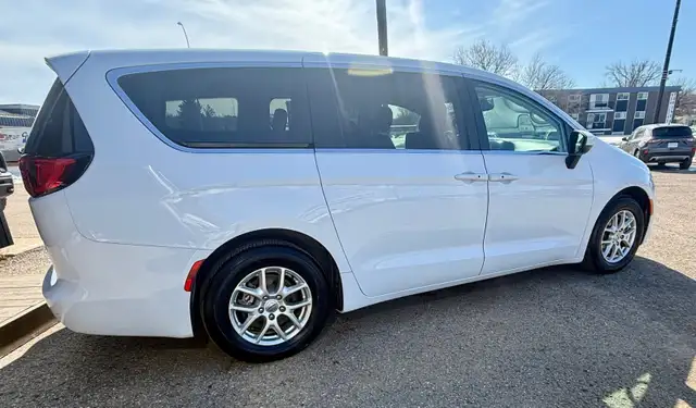 2022 Chrysler Grand Caravan (Minivan) - Photo 3