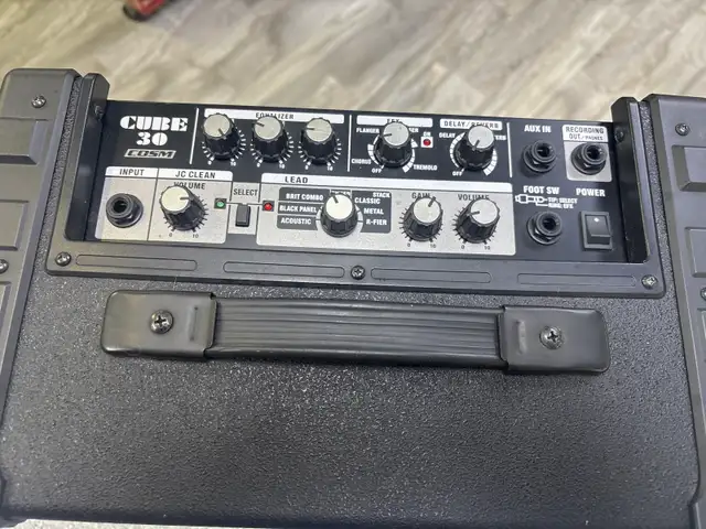 Roland Cube 30 34 Watt Guitar Amplifier - Photo 2