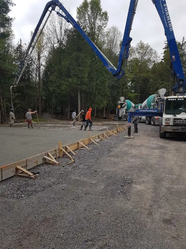 Cement finisher - Photo 2