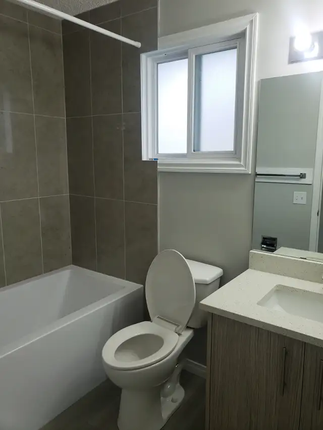 Whitehorn - Upper Level - 3 Bed   1.5 Bath - Photo 4