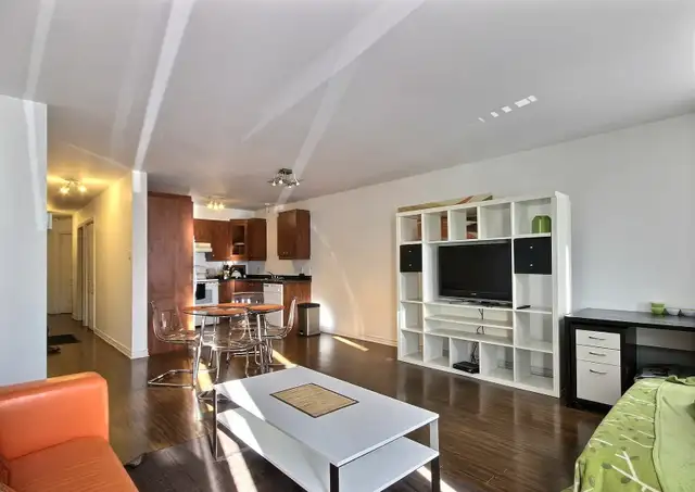 Big Bright 2Bed 1Bath - Photo 2