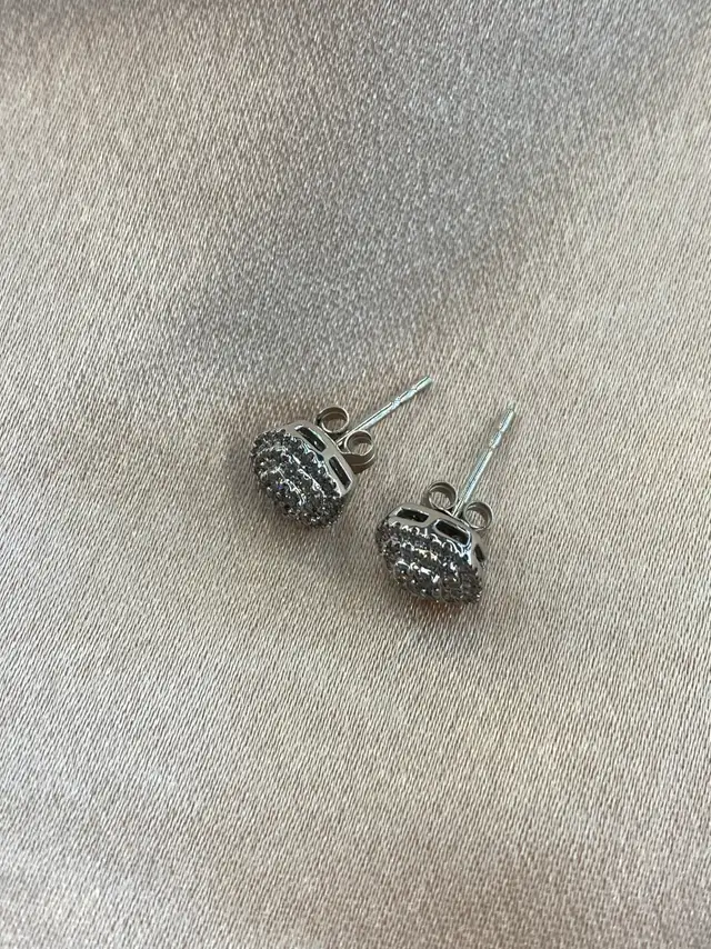 10K White Gold llusion Set Diamond Stud Earrings - Photo 3