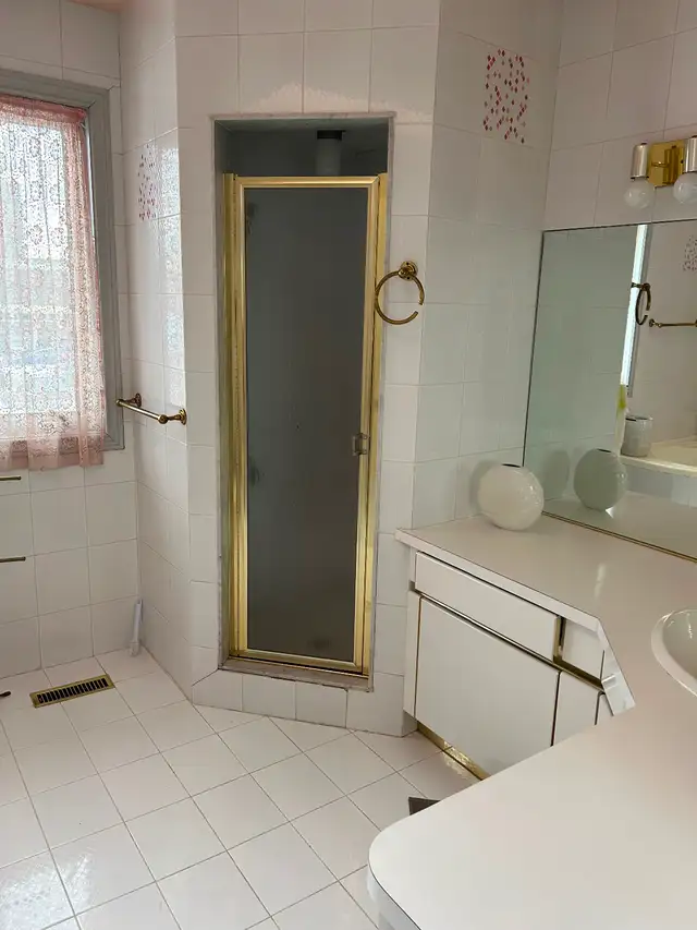 Room for rent in  large Italian home at Yonge & Finch - Photo 4