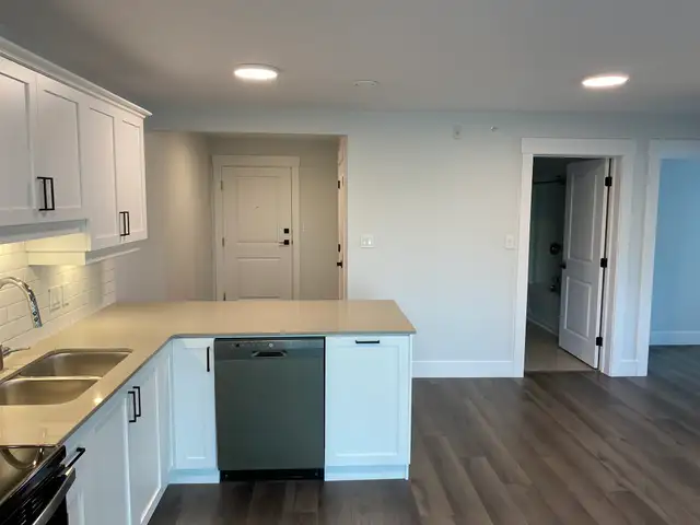 2Bed Corner Unit w/Balcony! 302-55 Forest Hill, Available  Aug 1 - Photo 4