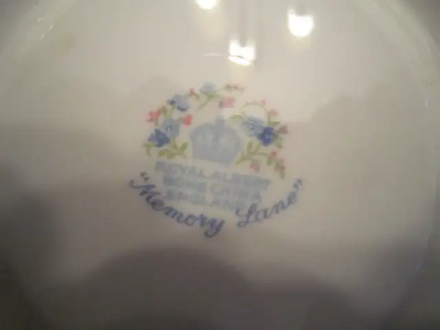 Royal Albert MEMORY LANE fine bone china set for 4 - Photo 2