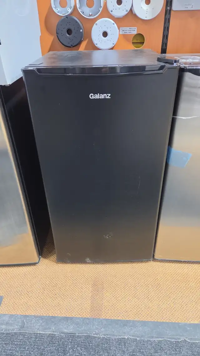 Galanz 3.2 CU FT UPRIGHT REFRIGERATOR BLACK COLOR