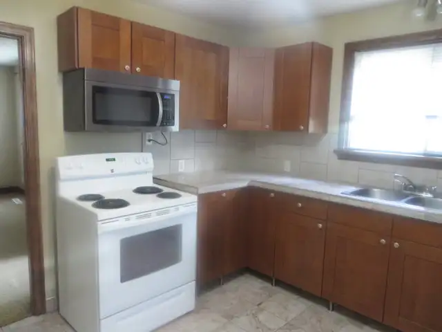 Main floor only two bedroom house - Photo 3