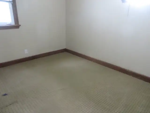 Main floor only two bedroom house - Photo 9