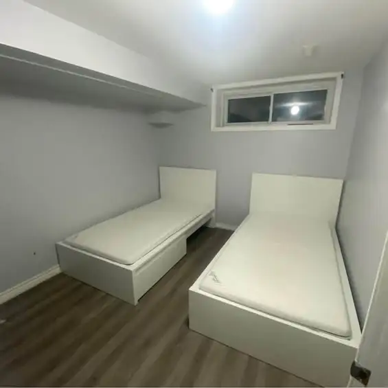 Step out to Square One. Shared / Private room Available - Photo 2