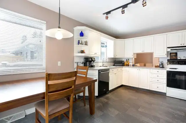 Kitchen cabinets with or without appliances - Photo 3