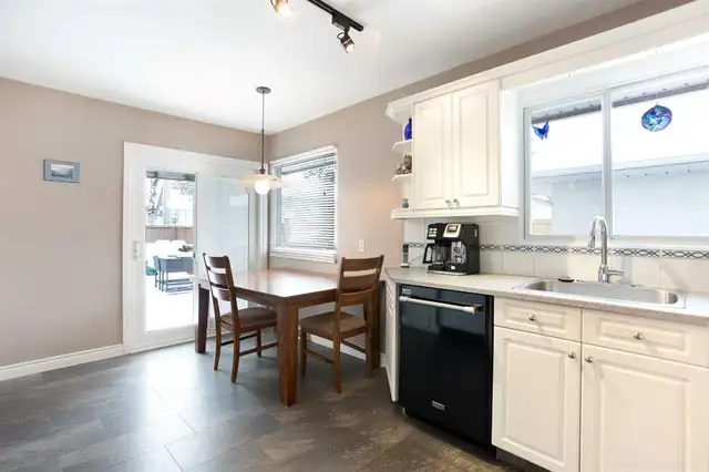 Kitchen cabinets with or without appliances - Photo 6