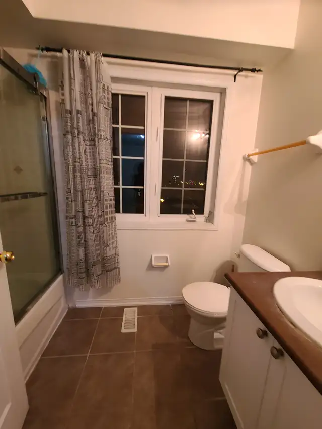 Rooms Minutes walk Finch west subway station,  York U campus - Photo 10