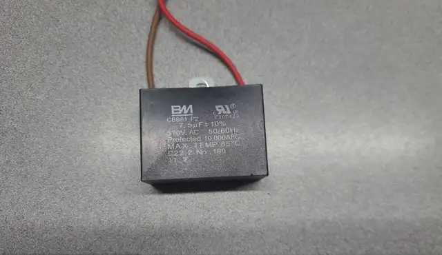 1 CAPACITEUR 7.5UF 370VOLT RECTANGULAIRE USAGER USED SR334755