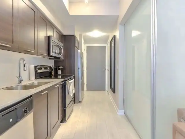 Gorgeous 1 BDRM Condo w/Parking/Balcony/Locker-Downtown Toronto - Photo 5