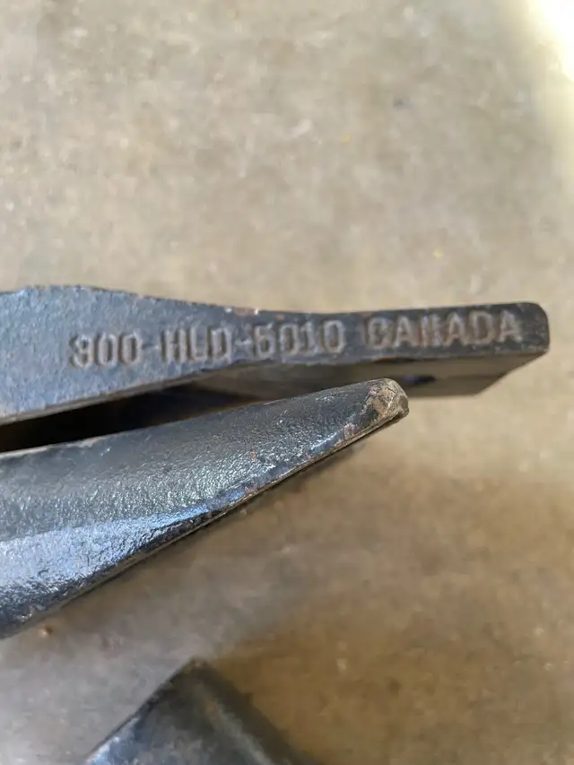 2 New Bourgault splitter seed boots - Photo 6