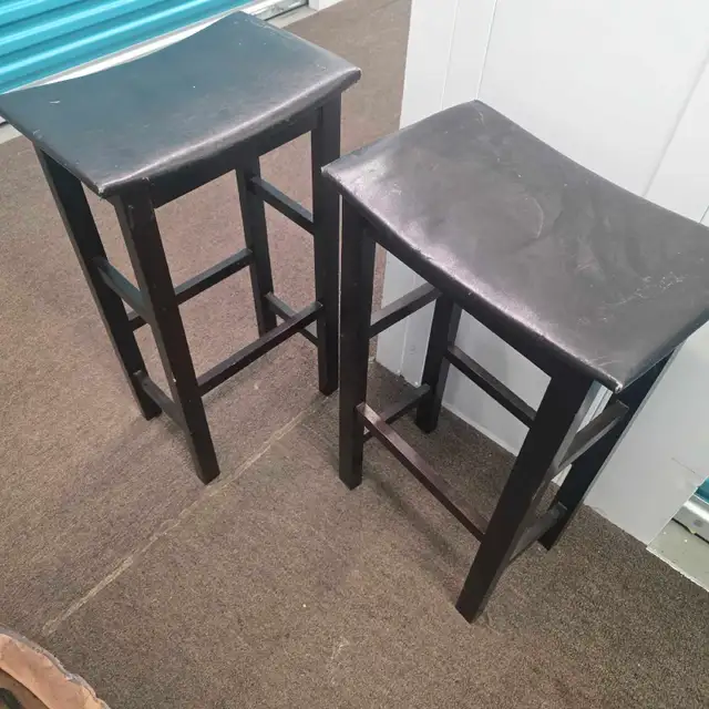 2 bar stools