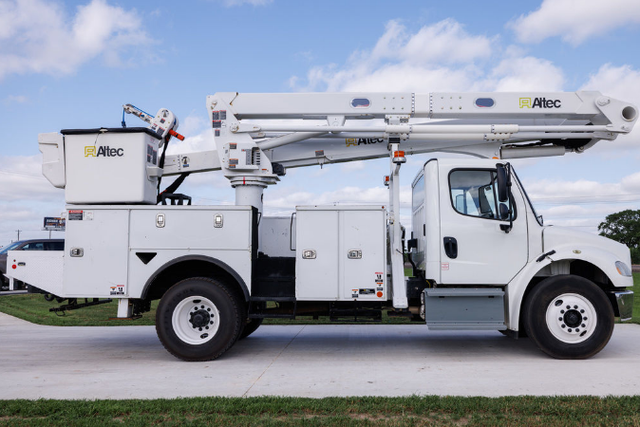 2016 Freightliner M2-106 Altec TA60 Bucket Truck - Photo 2