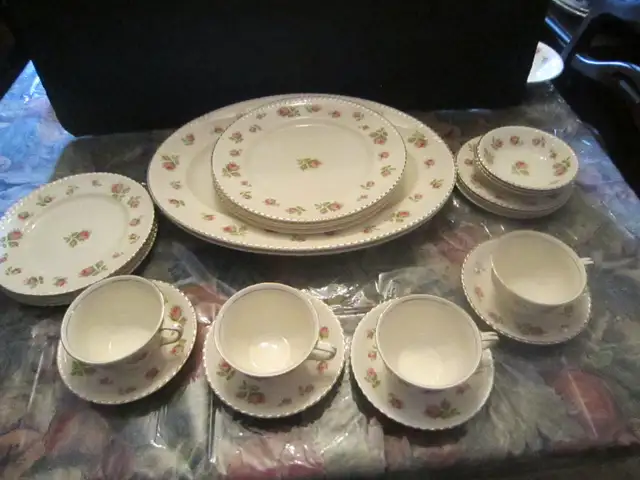 Johnson Bros. Windsor Ware ENGLISH ROSE china set for 4