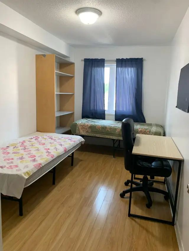 First floor room in sharing for rent, steps to Seneca@york $600. - Photo 5