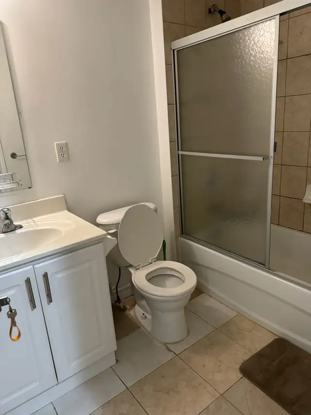 First floor room in sharing for rent, steps to Seneca@york $600. - Photo 8