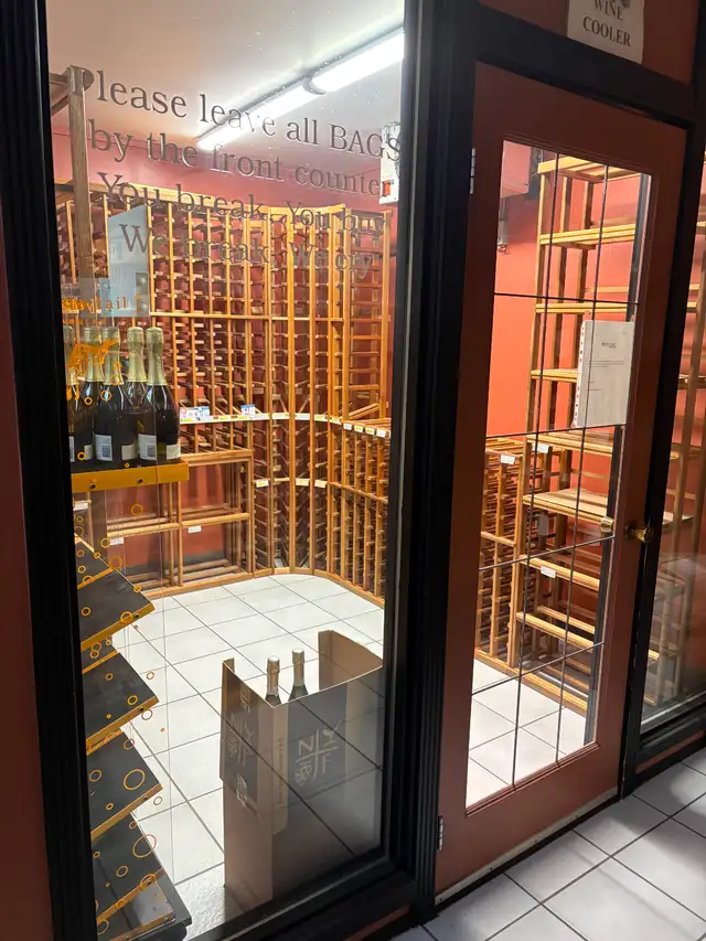 LIQUOR STORE FOR LEASE - 14st & 17th ave SW - Photo 5