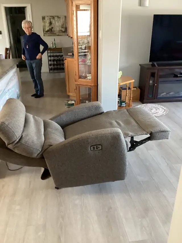 Electric Powered Reclining Chair in excellent condition - Photo 6