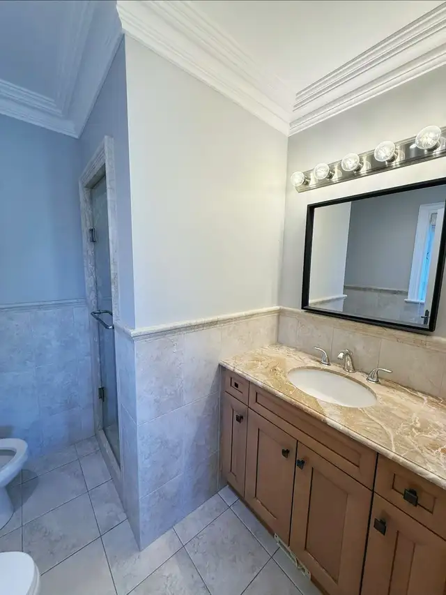 Master bedroom with ensuite near subway & Yorkdale (Female Only) - Photo 3