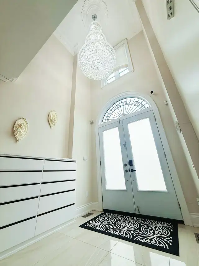 Master bedroom with ensuite near subway & Yorkdale (Female Only) - Photo 8