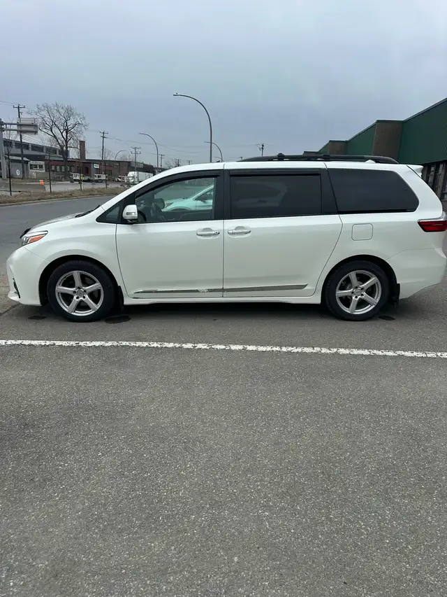 Toyota Sienna 2018 - Photo 2