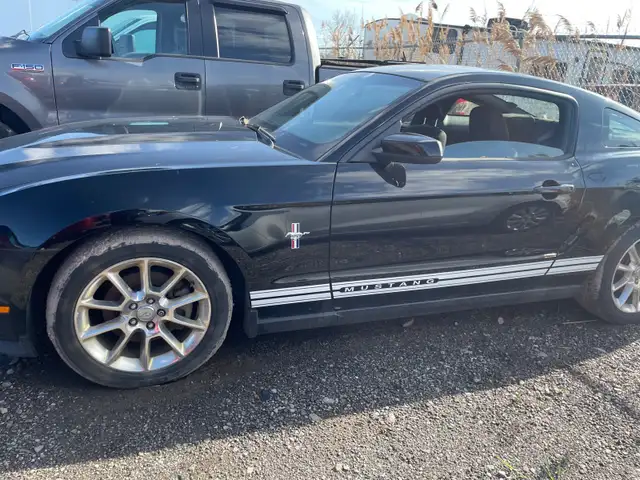 2011 Ford Mustang - Photo 2