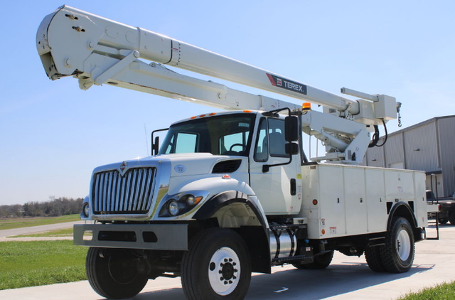 2019 International 7300 Terex TC55-MH Bucket Truck - Photo 2