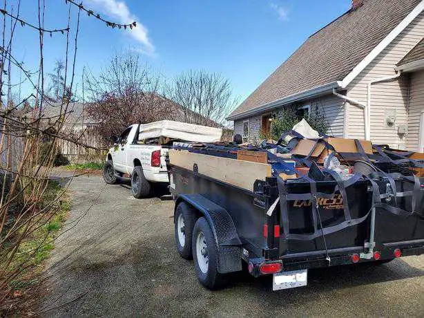 JUNK REMOVAL & HAULING SERVICE 587-917-8024