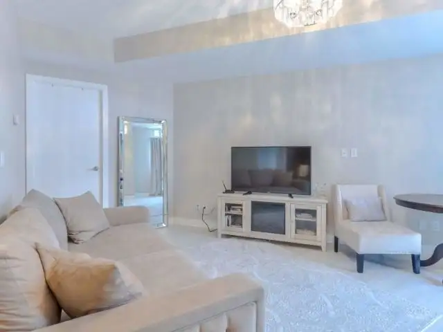 Beautiful 1 BDRM w/Balcony, Parking, & Storage - DowntownToronto - Photo 2