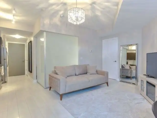 Beautiful 1 BDRM w/Balcony, Parking, & Storage - DowntownToronto - Photo 3