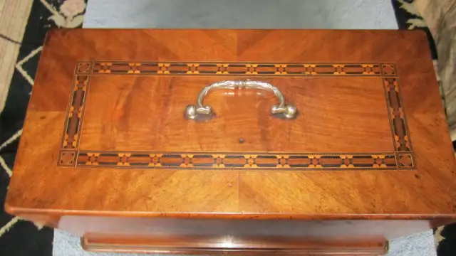 FABULOUS 1901 HAND CRANK SEWING MACHINE MOTHER OF PEARL INLAY - Photo 2