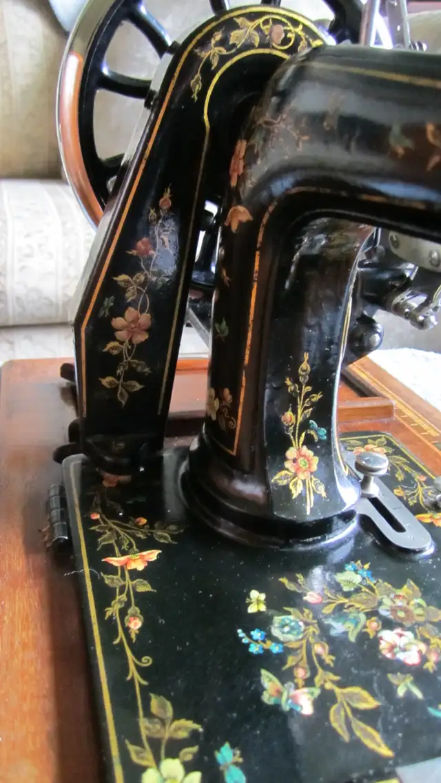 FABULOUS 1901 HAND CRANK SEWING MACHINE MOTHER OF PEARL INLAY - Photo 6