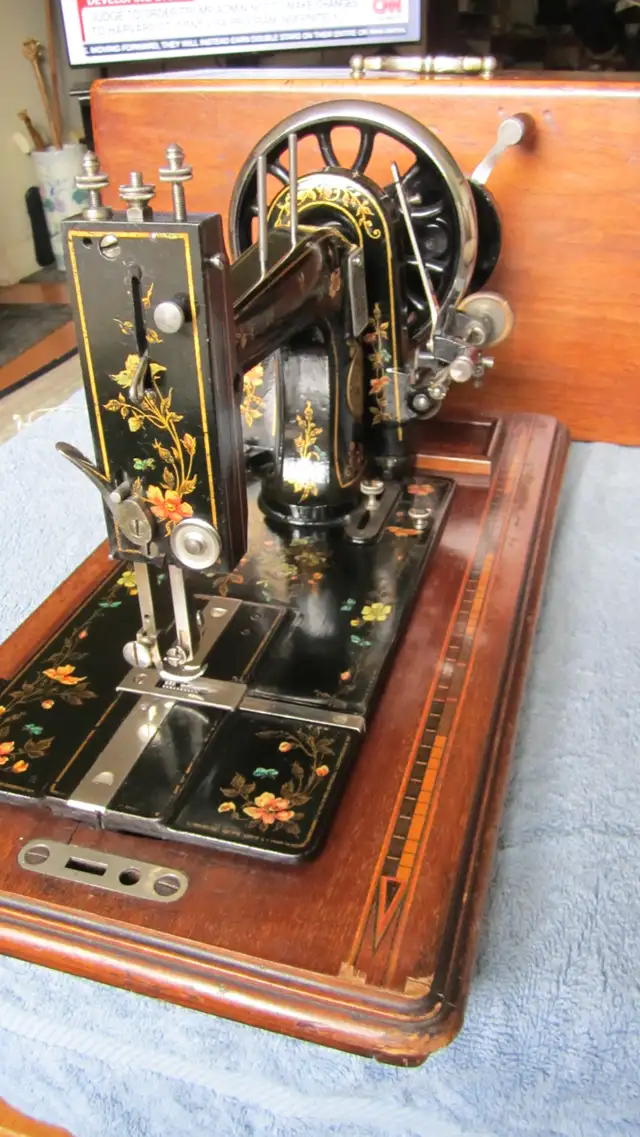 FABULOUS 1901 HAND CRANK SEWING MACHINE MOTHER OF PEARL INLAY - Photo 10