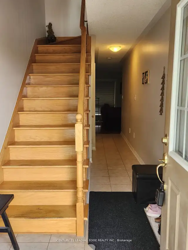 3BR 4W 3STOREY TOWNHOUSE FOR RENT NEAR WARDEN SUBWAY SCARBOROUGH - Photo 3