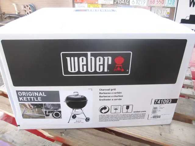 BRAND NEW WEBER 22'ORIGINAL KETTLE CHARCOAL BBQ BLACK IN BOX