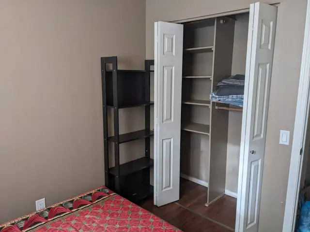 Furnished room close to Rundle Station - Photo 4