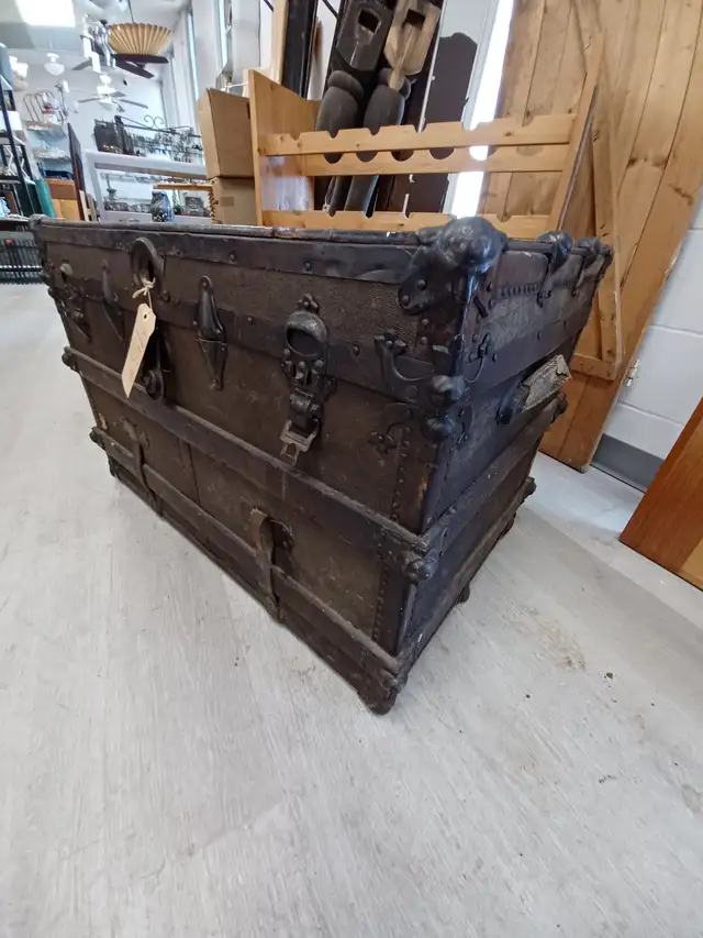 Antique Trunk - Photo 2
