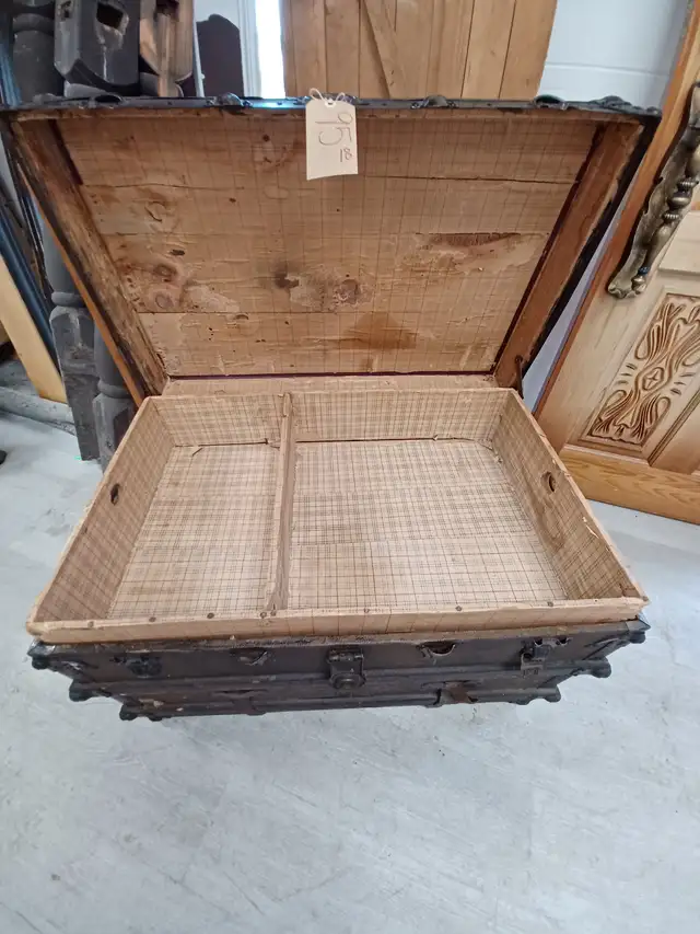 Antique Trunk - Photo 3