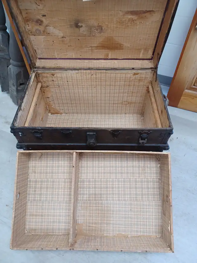 Antique Trunk - Photo 4