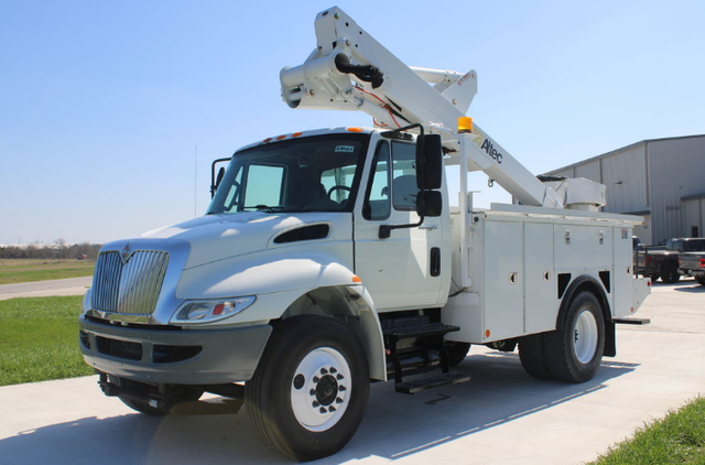 2014 International 4300 Altec TA40 Bucket Truck - Photo 2
