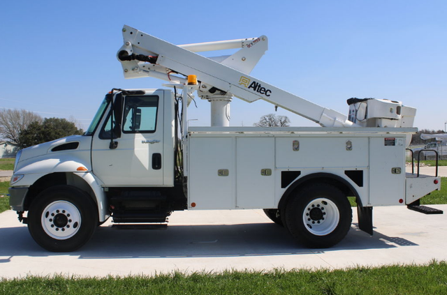 2014 International 4300 Altec TA40 Bucket Truck - Photo 4