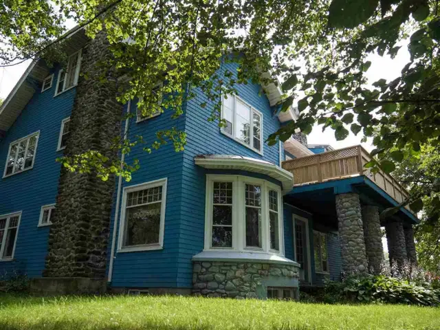 26-042 Bachelor apartment in a large historic Dartmouth home