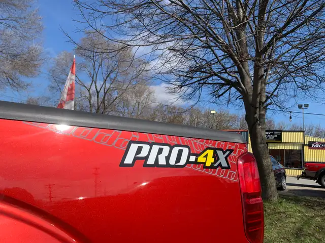 2016 NISSAN FRONTIER PRO4X 1 OWNER LOW KMS CERTIFIED - Photo 6